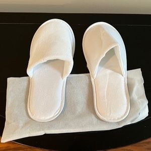 NEW!  Unisex - One Size - Unbranded White Hotel Slippers with Storage/Cover/Bag